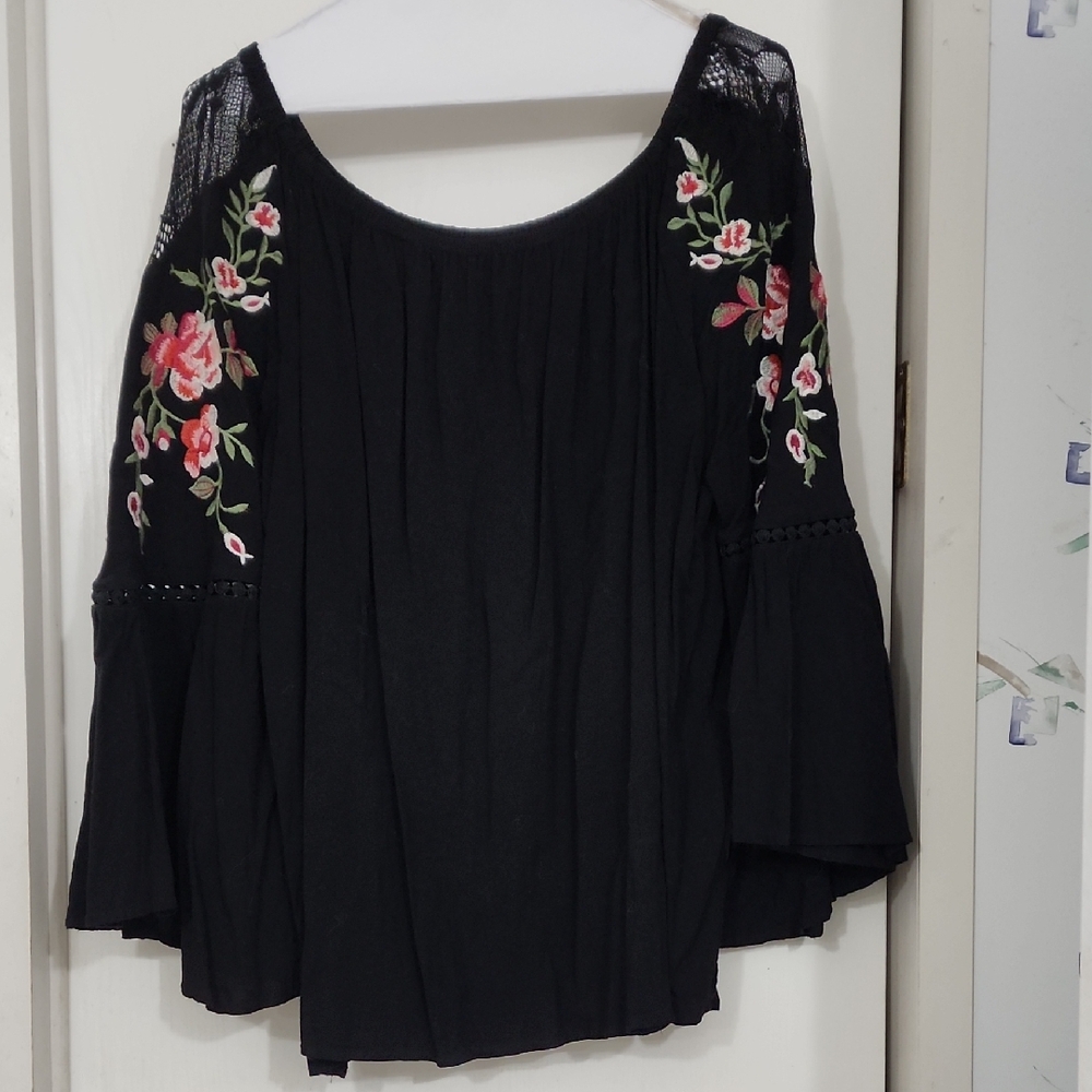UMGEE Black Floral Embroidered Women's Top